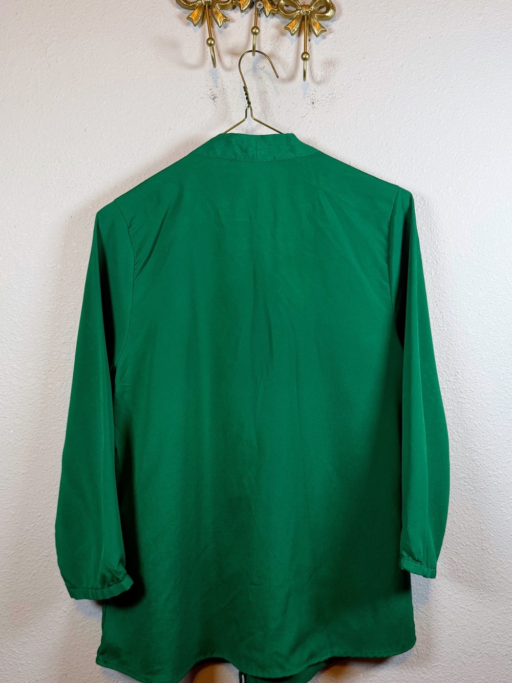Iris Basic Emerald Green V -Neck Tie-Neck Blouse. Size M - Picture 4 of 4